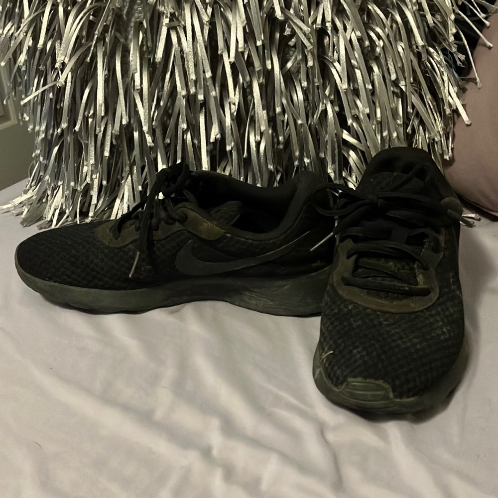Used still in good shape will clean up good Nike tanjun size 7 men black